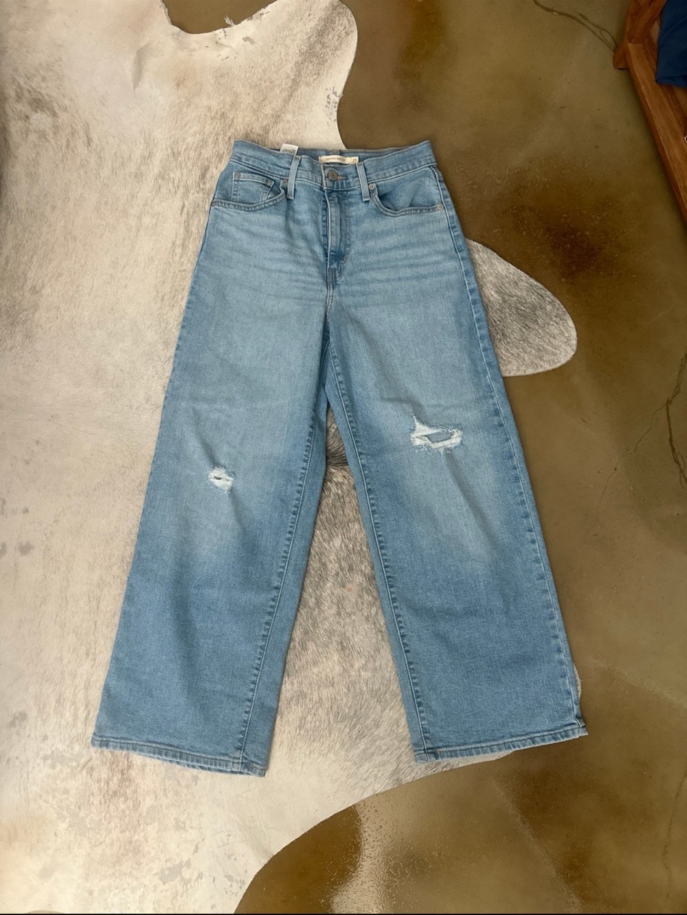Light Blue Wide-Leg Distressed Women's Levi ankle Jean
